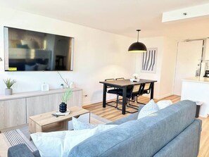 Living area - Oceanview Modern Gem: Central Waikiki Airbnb (Honolulu)