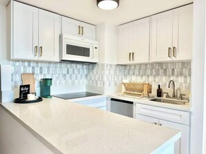 Private kitchen - Oceanview Modern Gem: Central Waikiki Airbnb (Honolulu)