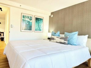 Room - Oceanview Modern Gem: Central Waikiki Airbnb (Honolulu)