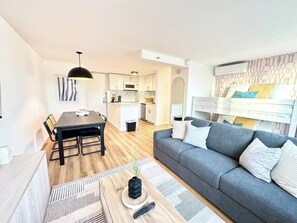 Living area - Oceanview Modern Gem: Central Waikiki Airbnb (Honolulu)