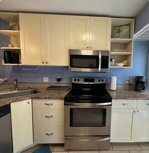 Microwave, oven, stovetop, dishwasher - Quaint 1-bedroom island condo in Corpus Christi with all the comforts of home. (Corpus Christi)