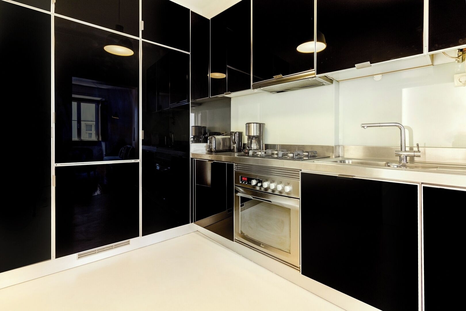 Fridge, oven, stovetop, dishwasher