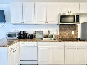 Private kitchen - Modern Studio at Ilikai Marina w/Kitchen (Honolulu)