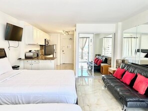 Room - Modern Studio at Ilikai Marina w/Kitchen (Honolulu)