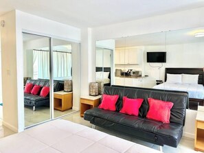 Room - Modern Studio at Ilikai Marina w/Kitchen (Honolulu)