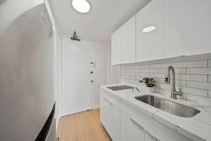 Private kitchen - Clean & Stylish Studio in Waikiki (Honolulu)