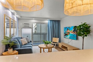 TV - Fully Renovated Clean 2bdrm w/parking (Honolulu)