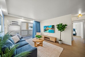 TV - Fully Renovated Clean 2bdrm w/parking (Honolulu)