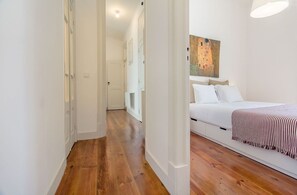 2 bedrooms, iron/ironing board, Internet, bed sheets - Bright 2BR on Bica Steps | Walk to Chiado (Lisbon)