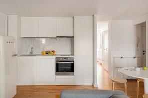 Wasserkocher mit Kaffee-/Teezubehör, Kühlschrank, Mikrowelle, Ofen