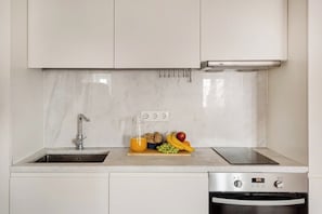 Wasserkocher mit Kaffee-/Teezubehör, Kühlschrank, Mikrowelle, Ofen