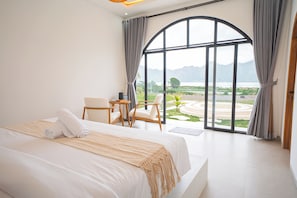 Deluxe Room | Desk - Lazura Serenite (Kintamani)