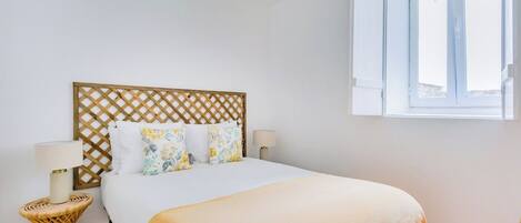 Tabla de planchar con plancha, cuna de viaje, wifi y ropa de cama