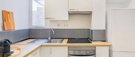 Kühlschrank, Mikrowelle, Ofen, Herdplatte