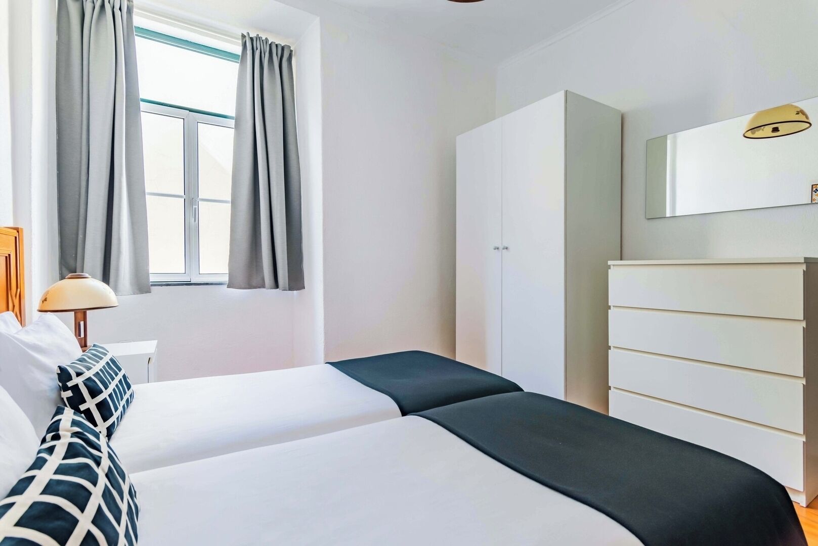 Tabla de planchar con plancha, cuna de viaje, wifi y ropa de cama 