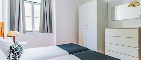 Fer et planche à repasser, lit de bébé portatif, Wi-Fi, literie fournie