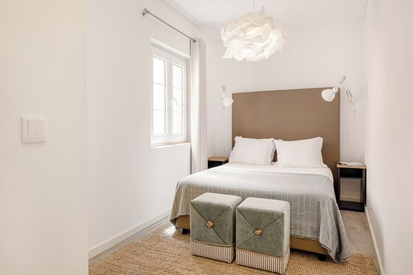 Iron/ironing board, travel cot, WiFi, bed sheets