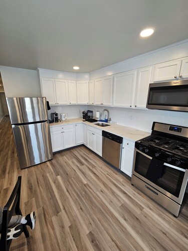 Cozy 2-bedroom house in wonderful Keansburg with AC