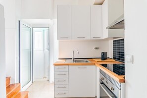 Wasserkocher mit Kaffee-/Teezubehör, Kühlschrank, Mikrowelle, Ofen