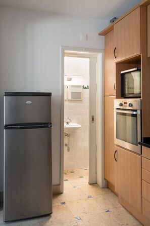 Wasserkocher mit Kaffee-/Teezubehör, Kühlschrank, Mikrowelle, Herdplatte
