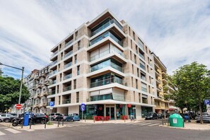 Ein mehrstöckiges Gebäude mit modernem Design, ausgestattet mit Balkonen und großen Fenstern.