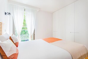 Silitysrauta/-lauta, vauvan matkasänky, Wi-Fi, vuodevaatteet