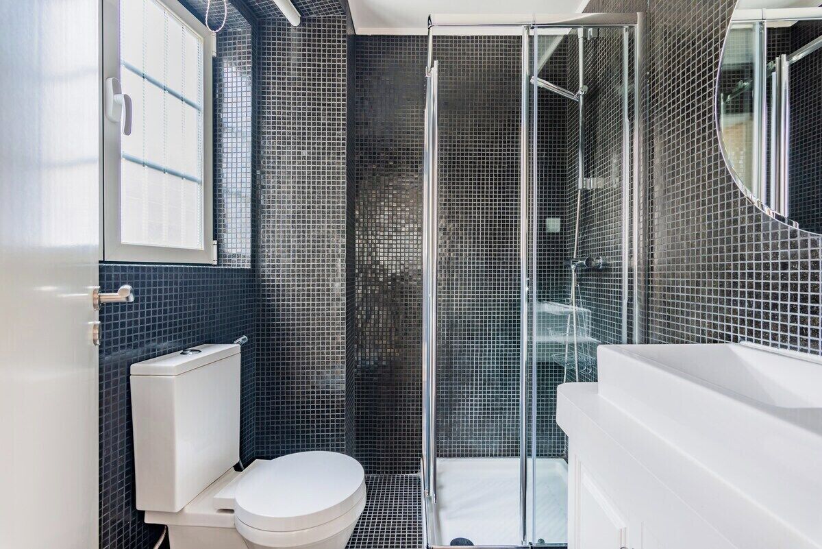 Une salle de bain équipée de toilettes, d’une douche et d’une baignoire.