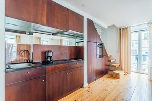 Wasserkocher mit Kaffee-/Teezubehör, Kühlschrank, Ofen, Geschirrspüler