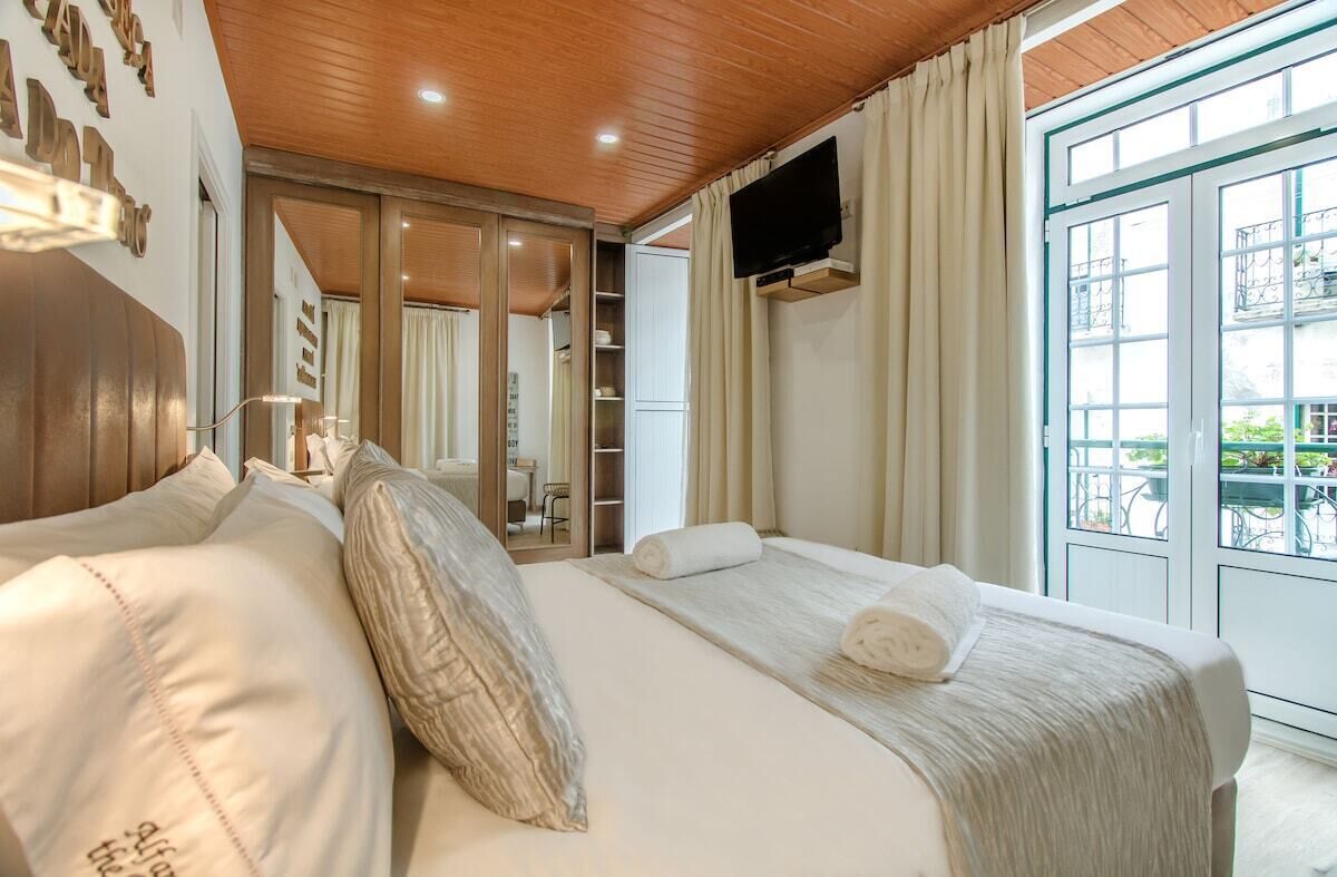 Iron/ironing board, travel crib, WiFi, bed sheets