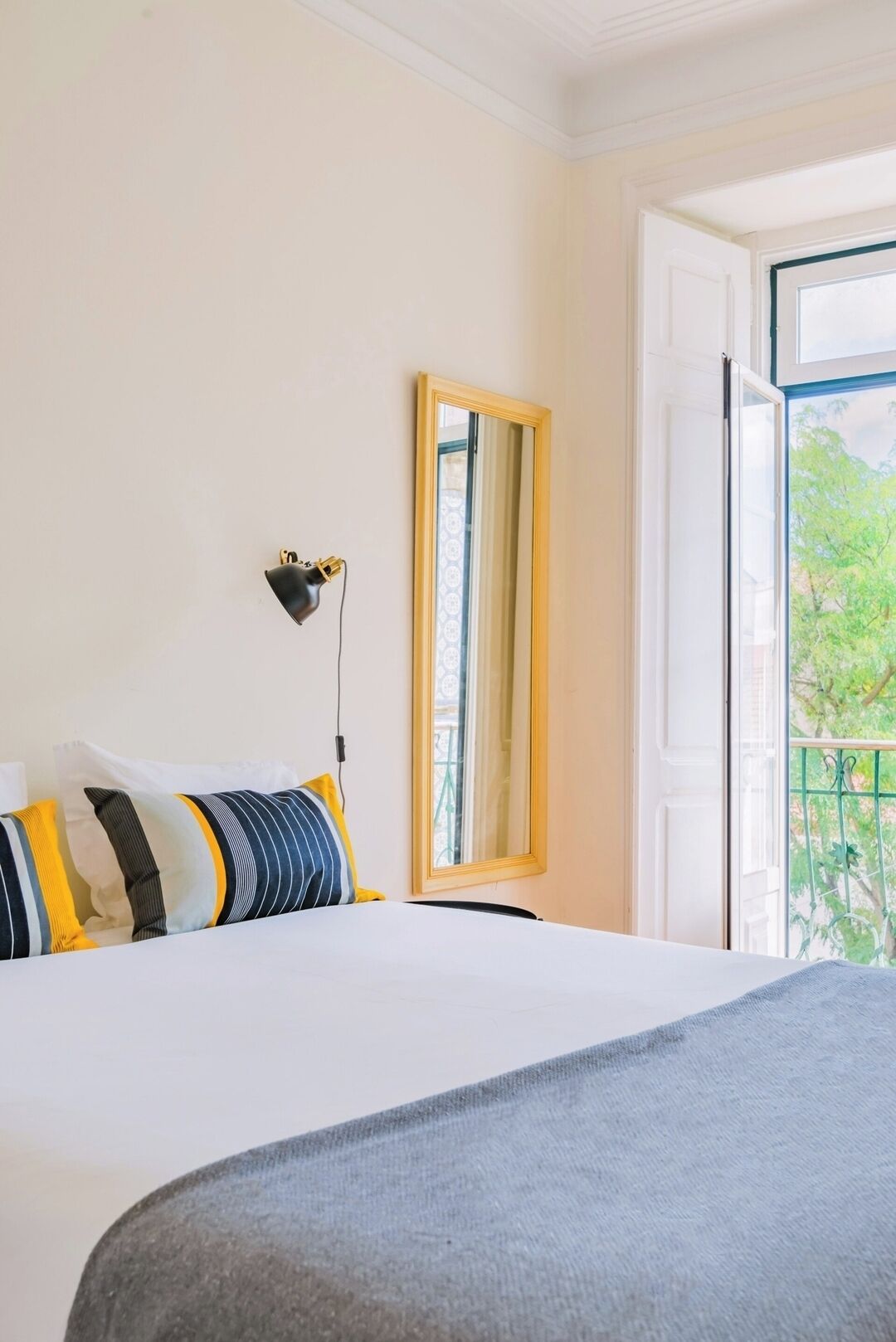 Een strijkplank/strijkijzer, reisbedje, wifi, beddengoed