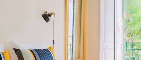 Een strijkplank/strijkijzer, reisbedje, wifi, beddengoed