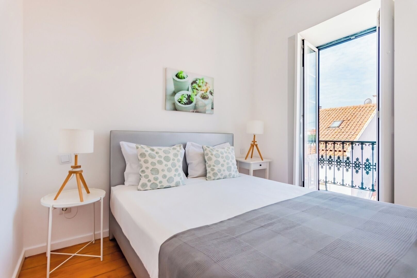 Iron/ironing board, travel cot, WiFi, bed sheets