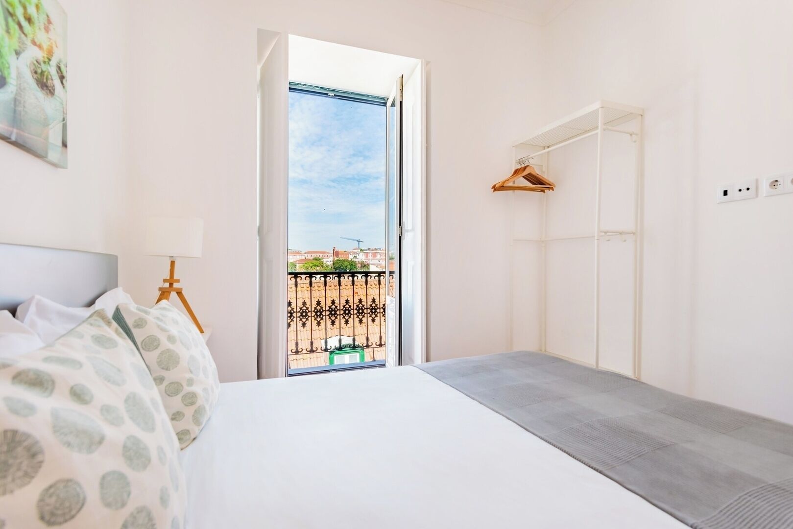 Iron/ironing board, travel crib, WiFi, bed sheets