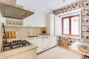 Wasserkocher mit Kaffee-/Teezubehör, Kühlschrank, Mikrowelle, Ofen