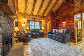 Living area - Wildlife Escapes In Hocking Hills (Logan)