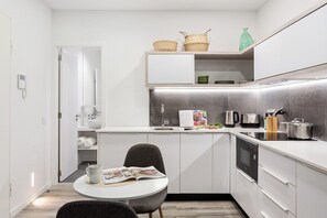 Wasserkocher mit Kaffee-/Teezubehör, Kühlschrank, Mikrowelle, Toaster