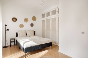 Iron/ironing board, travel cot, WiFi, bed sheets