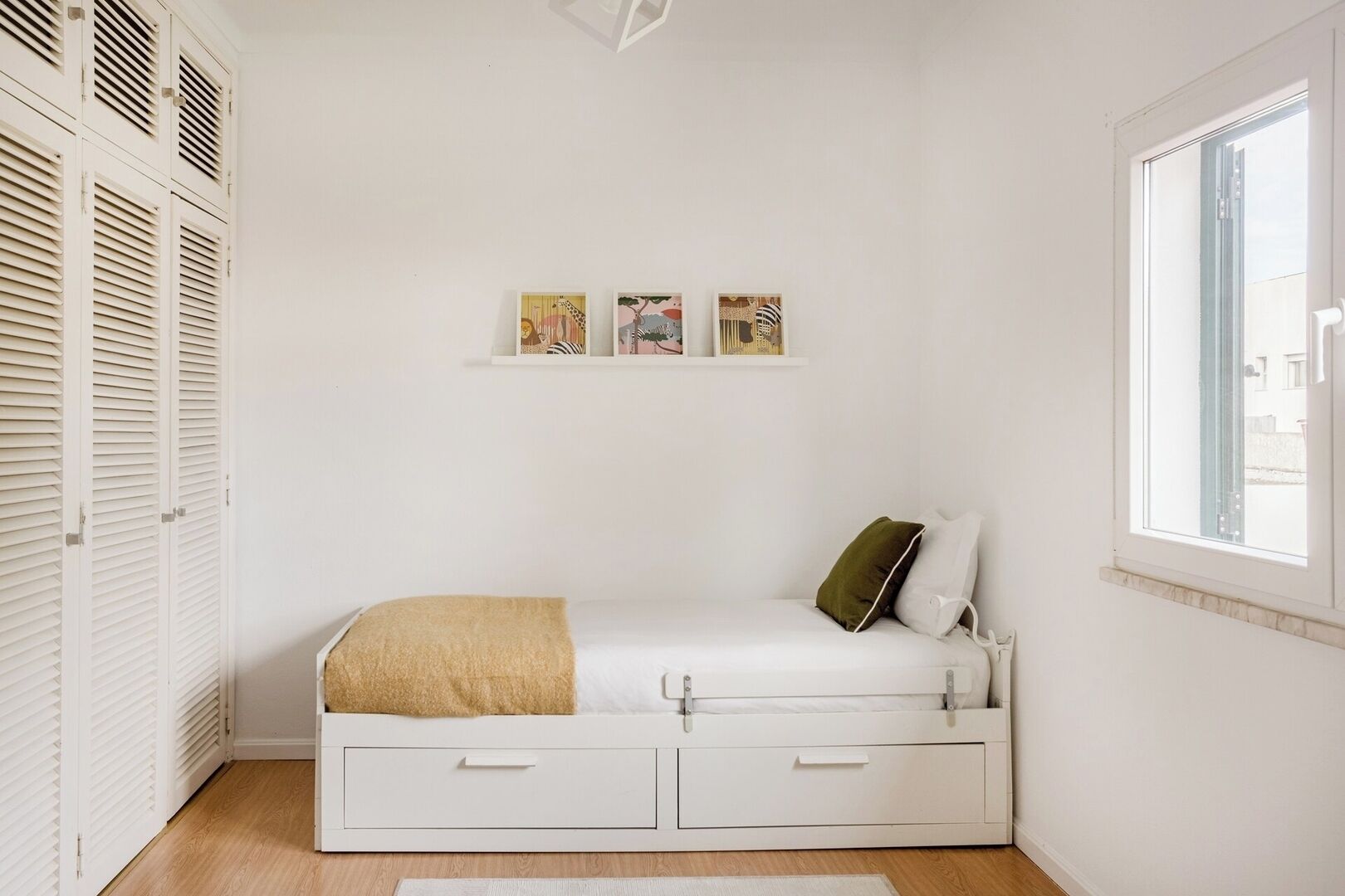 Tabla de planchar con plancha, cuna de viaje, wifi y ropa de cama 