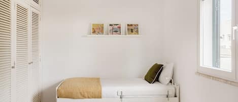 Fer et planche à repasser, lit parapluie, Wi-Fi, draps fournis