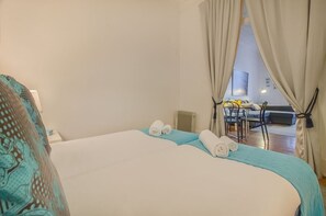 Ein Hotelzimmer mit Bett, Schreibtisch und Blick durch ein Fenster.