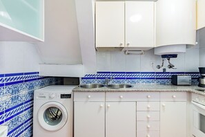 Microondas, horno, parrilla de estufa y cafetera y tetera 