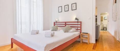 Fer et planche Ă repasser, lit parapluie, Wi-Fi, draps fournis