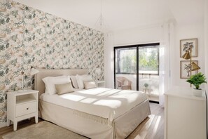 Tabla de planchar con plancha, cuna de viaje, wifi y ropa de cama 