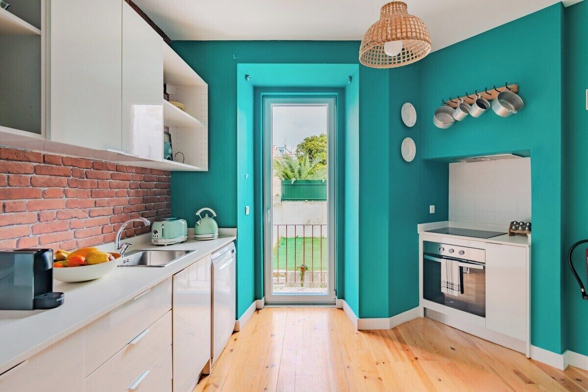 Fridge, oven, dishwasher, coffee/tea maker