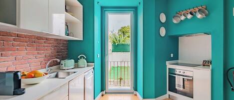 Fridge, oven, dishwasher, coffee/tea maker
