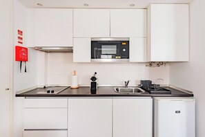 Wasserkocher mit Kaffee-/Teezubehör, Mikrowelle, Herdplatte, Toaster