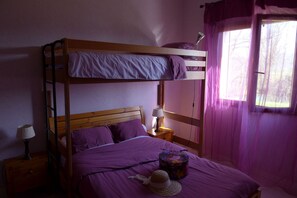 Bügeleisen/Bügelbrett, Reisekinderbett, kostenloses WLAN, Bettwäsche