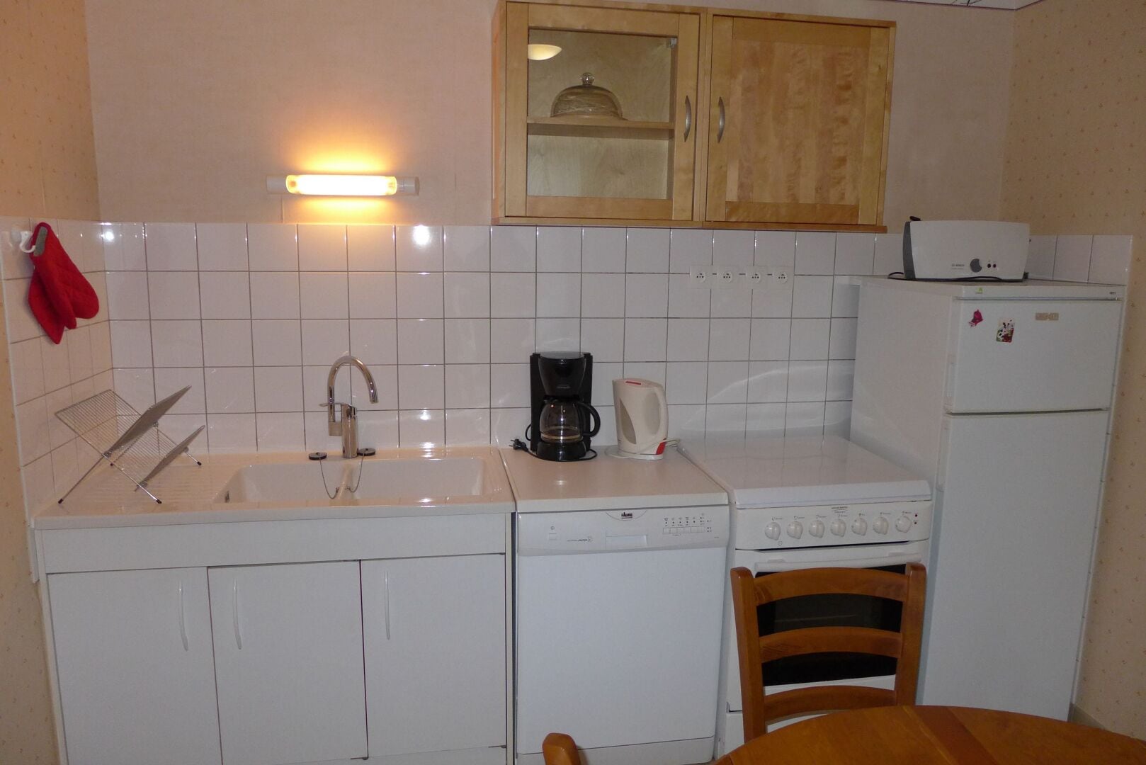 Een microgolfoven, een oven, een vaatwasser