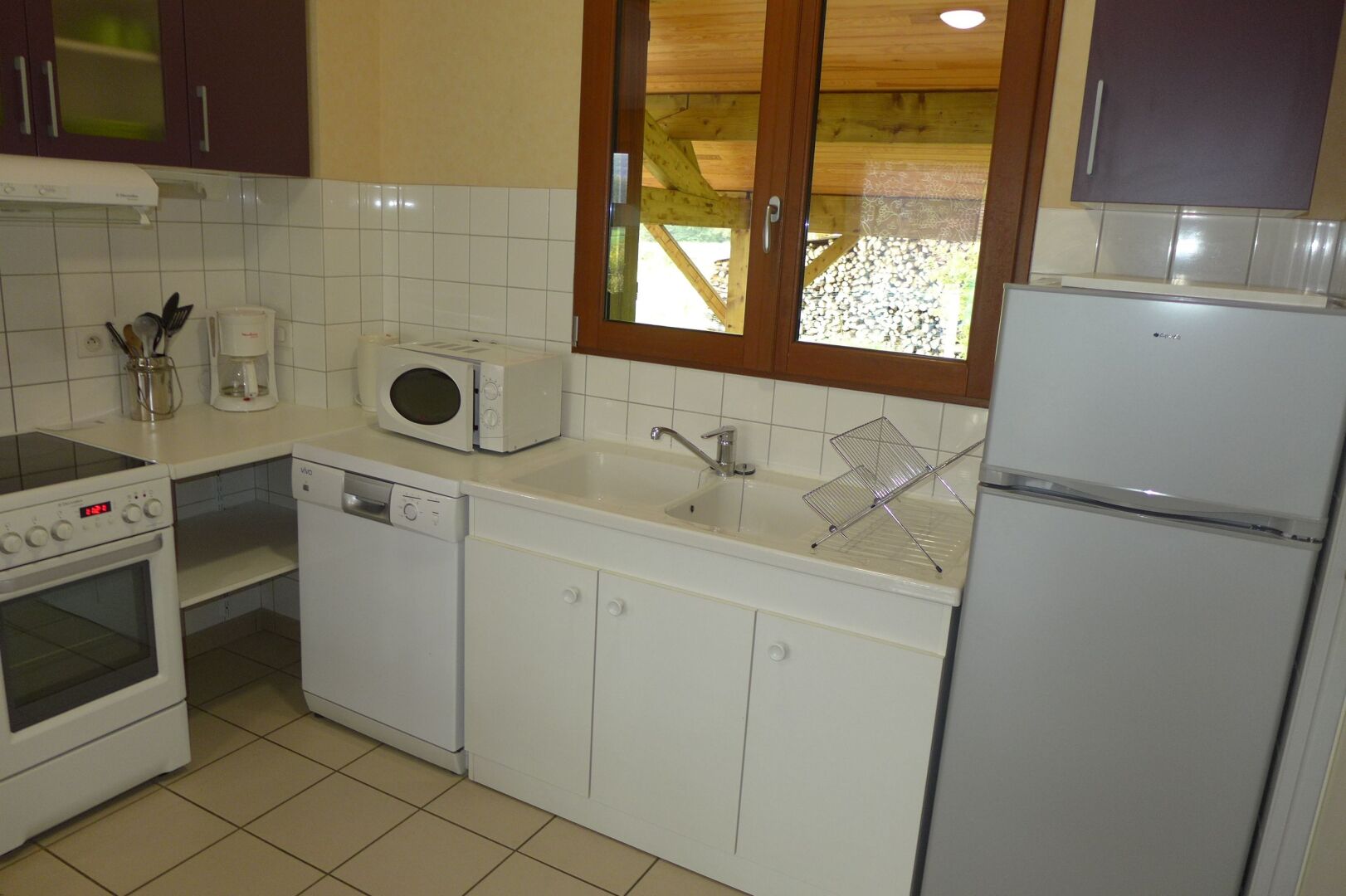 Een magnetron, een oven, een vaatwasser