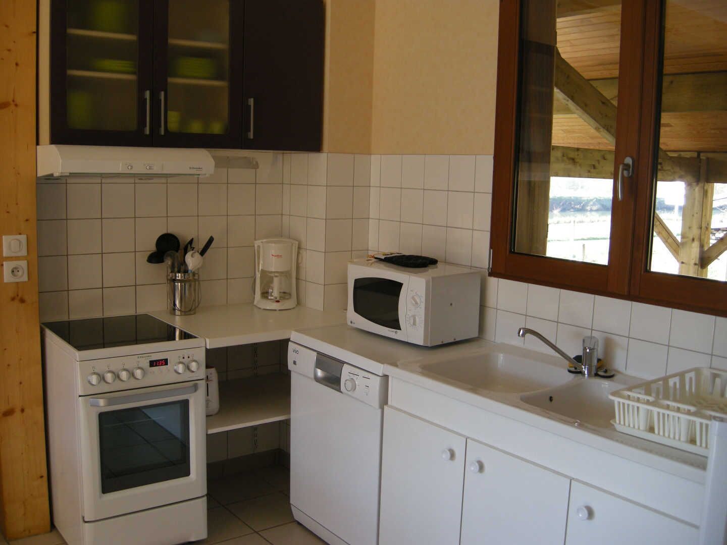 Een microgolfoven, een oven, een vaatwasser